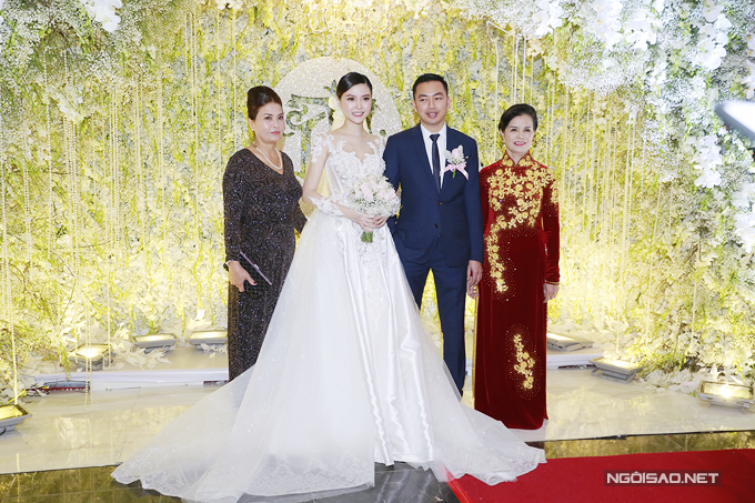 Ngọc Duyên rạng rỡ bên chồng đại gia 43 tuổi trong tiệc cưới ở Hà Nội